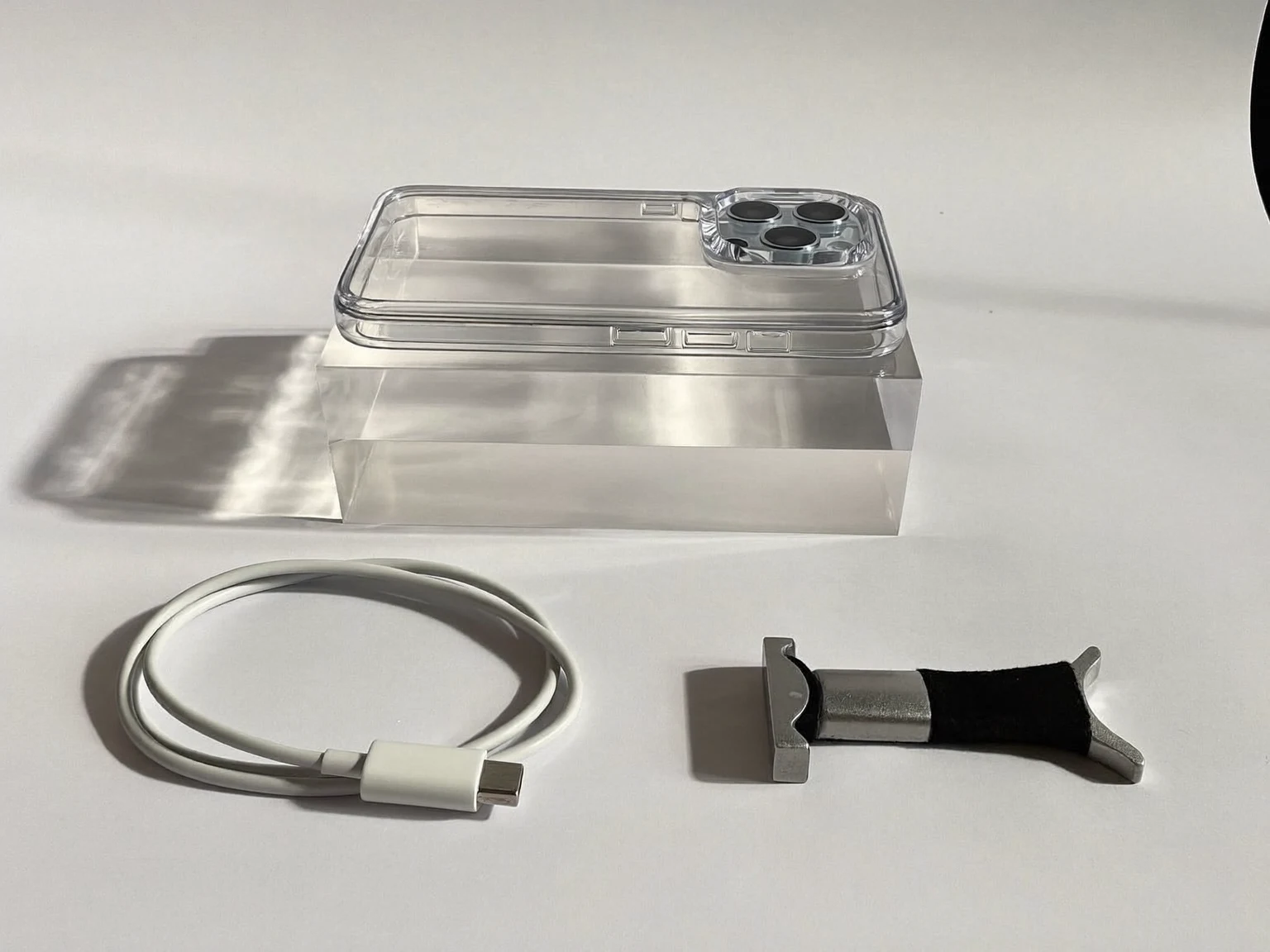 Illustration : un téléphone et ses accessoires dans un cadre quotidien